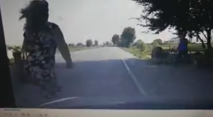 MBANI FRYMËN/ Mënyra se si kjo grua i del përpara makinës me shpejtësi do tju…(VIDEO)