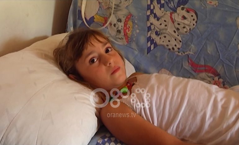 HISTORIA E TRISHTË/ Drama e 7-vjeçares me astmë, pompa që e mban me oksigjen NUK KA energji (VIDEO)
