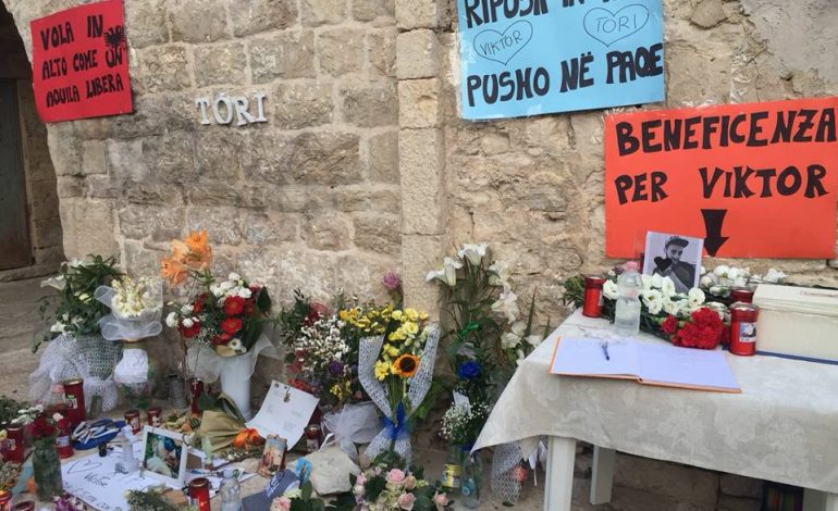 “FLUTURO SI SHQIPONJË E LIRË”/ Prekëse, shqiptarët në Itali sigurojnë fondet për sjelljen e TRUPIT TË PAJETË të Viktorit të vrarë (FOTOT)