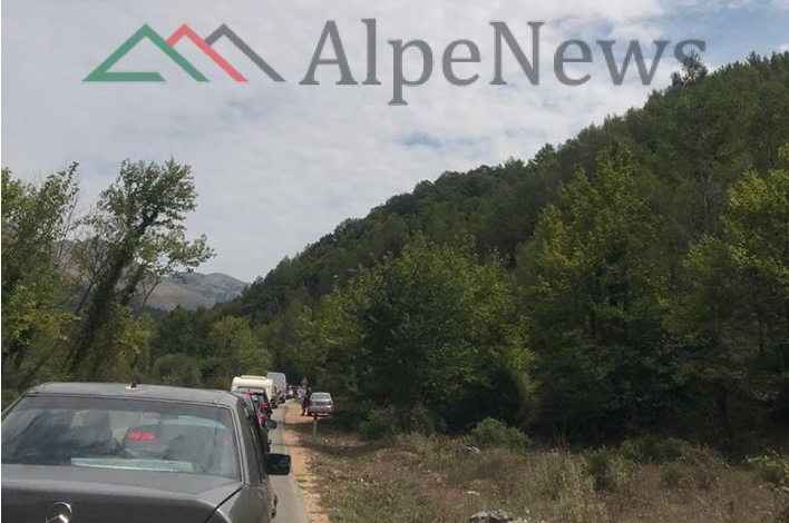 MOTI I KEQ/ Trafiku i rënduar BLLOKON rrugët e “Jugut”. Pushuesja: Kemi 1 orë tek “Syri i Kaltër” dhe… (FOTO)