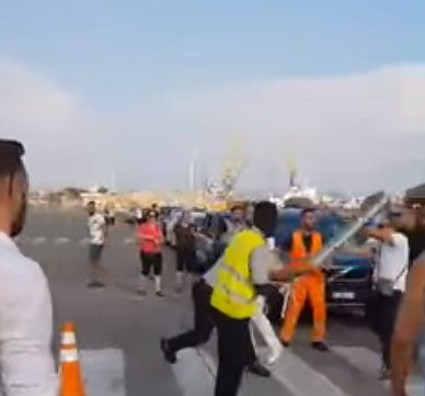 “PLAS” NË DURRËS/ Vonesat e tragetit. Pasagjeri DHUNON punonjësin e portit. E godet me… (VIDEO)