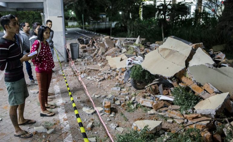 Tërmeti i fuqishëm vret dhjetëra persona në Indonezi, alarmipër Tsunam