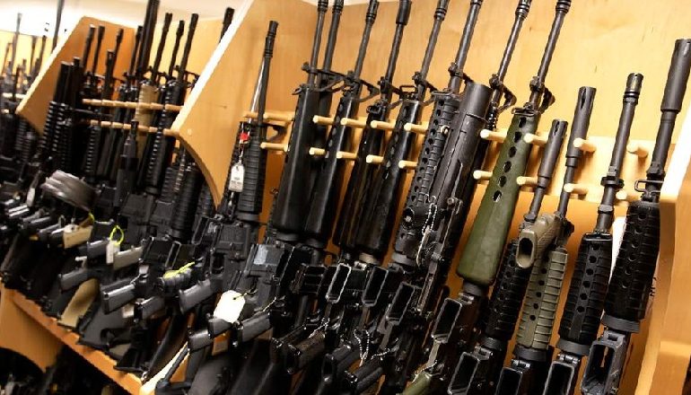 Zëvendësohen me armë lodra 42 pushkët e policisë pasi janë vjedhur në Paraguaj
