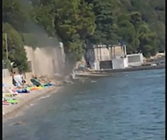 PËRPLASET VARKA NË TRIESTE/ U përplas me shpejtësi në bregun e mbushur me pushues