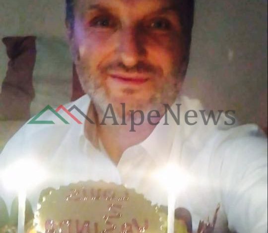 “SE U BËMË QYMYR DJE”/ E dashura e Izet Haxhisë bën postimin e LUMTUR: Kot bëri sikur u këput me tortën… (FOTO)