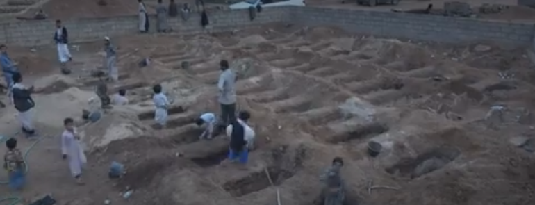 SULMI NË AUTOBUSIN E SHKOLLËS/ Djemtë në Jemen shkatërrojnë varrezat e miqve pas sulmit ajror