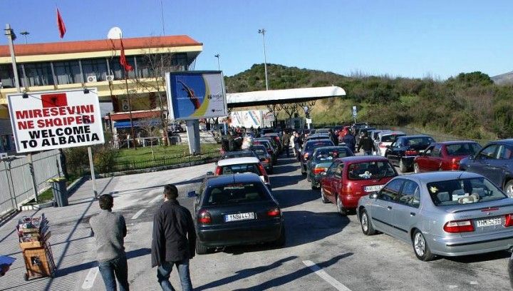AKSIDENT NË KAKAVIJË/ Shoferi përplas me makinë POLICIN E KUFIRIT. Niset me urgjencë në spital (EMRI)