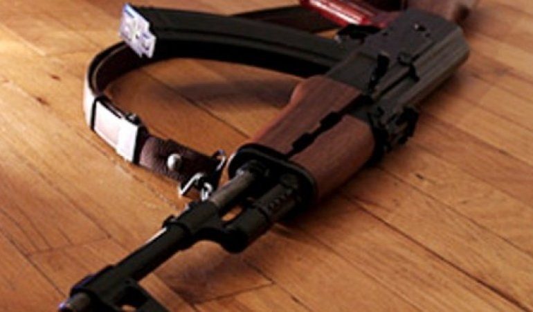 MBANTE KALLASHNIKOV NË BANESË/ Bie në pranga 22 vjeçari. Policia: Ishte problematik, parandaluam…