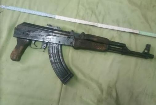 PAS MASAKRËS SË SELENICËS/ Kush është PROBLEMATIKU i familjes që rrinte me KALLASHNIKOV në dhomë (FOTO)