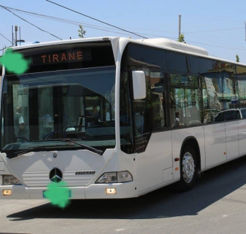 NDODH NË TIRANË/ Burri i fut duart vajzës së re në autobuz. Denoncuesja: Kështu është kur… (VIDEO)