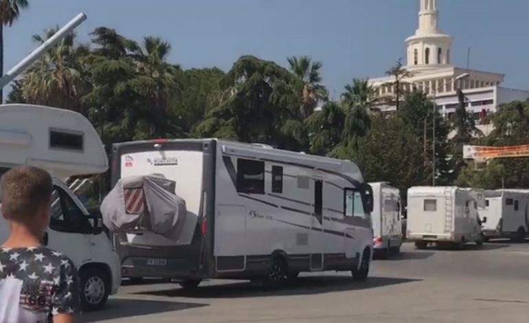 50 RULOTA ZBARKOJNË NË SEMAN: Turistët italianë vizita në të gjithë jugun dhe…