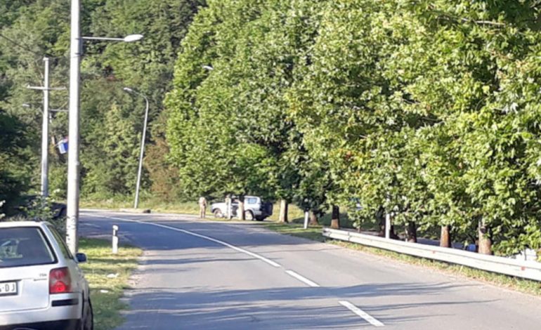 RETORIKAT KOSOVE-SERBI/ KFOR-i merr nën kontroll Liqenin e Ujmanit (VIDEO)