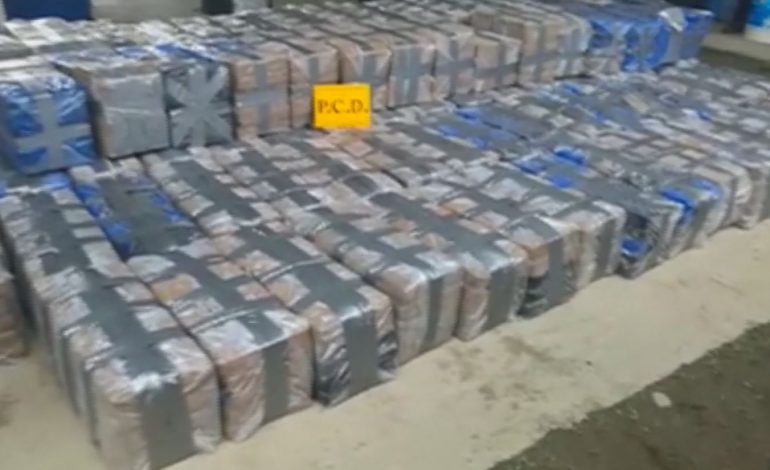 LUFTA NDAJ TRAFIKIMIT TË DROGËS/ Sekuestrohen 2 ton kokainë, e fshehur në…