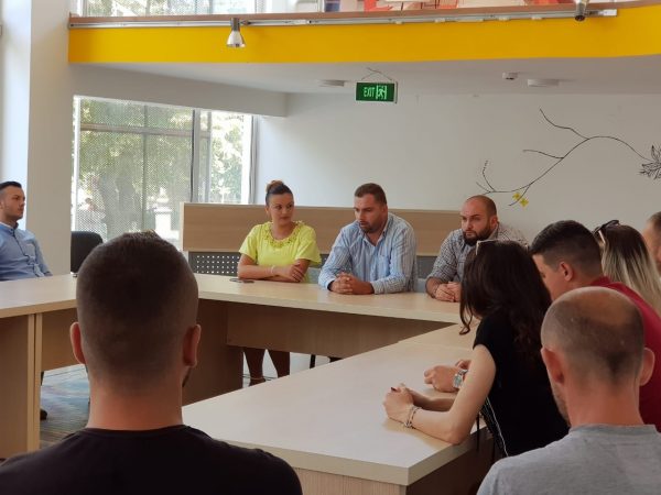 70% E TË RINJVE DUAN TË IKIN/ Zv.ministri i Arsimit: Janë “fake news” i kohëve moderne