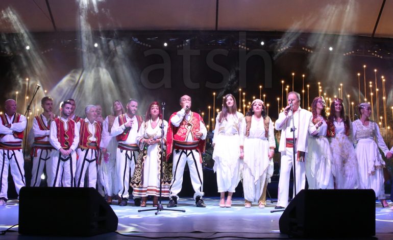 TUNGUJT E MUZIKËS SHKODRANE: Koncerti me artistët shqiptarë që ndezi Amfiteatrin e Liqenit
