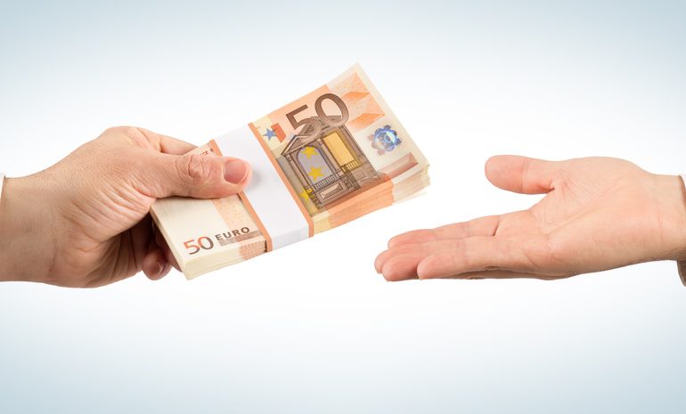 BIZNESI I VOGËL I “TREMBET” KREDISË/ Preferon të qëndrojë larg bankave edhe në kushtet e mbijetesës