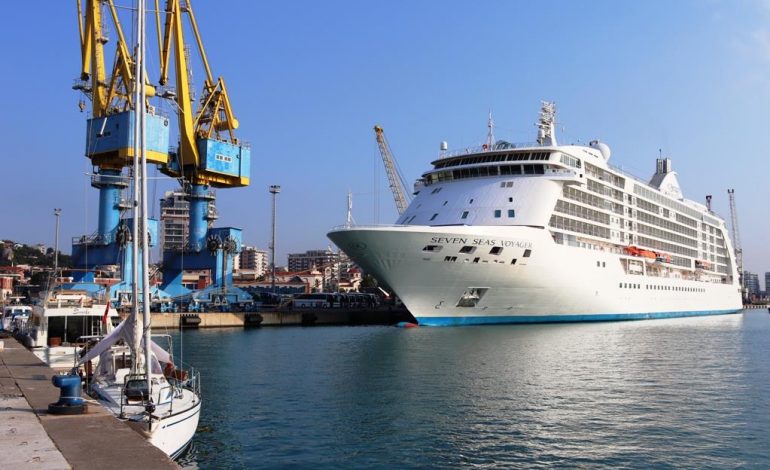 FLUKSI I TURISTËVE: Mbërrin në Durrës anija me 715 PASAGJERË… (FOTO)