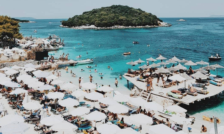 MIRËMËNGJES NGA KSAMILI/ FOTO: “Rikthehet” dielli. TURISTËT vijojnë plazhin