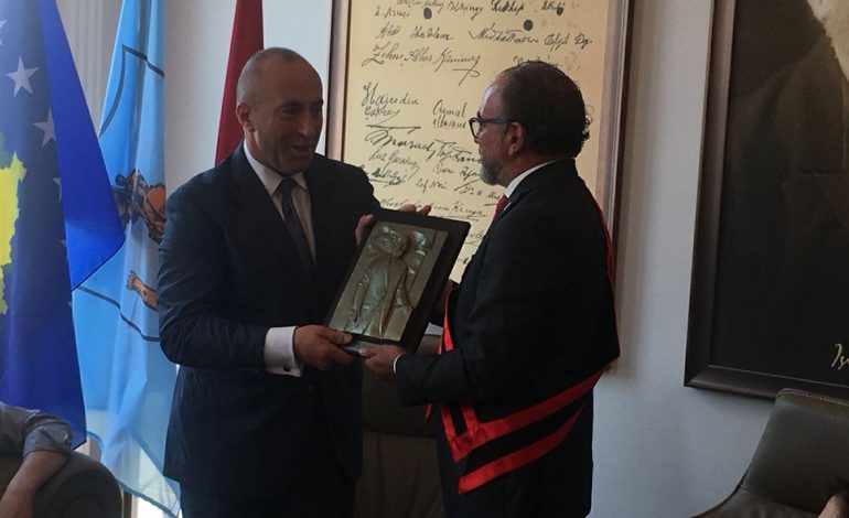 VIZITA ZYRTARE/ Haradinaj mbërrin në Vlorë, takohet me kryebashkiakun Leli