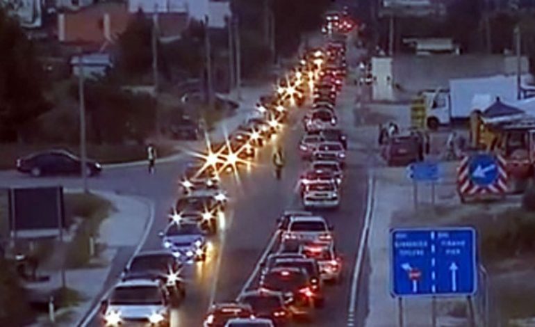 RRUGËT E BLLOKUARA NGA TRAFIKU/ Në Levan, mijëra mjete në radhë çdo fundjavë