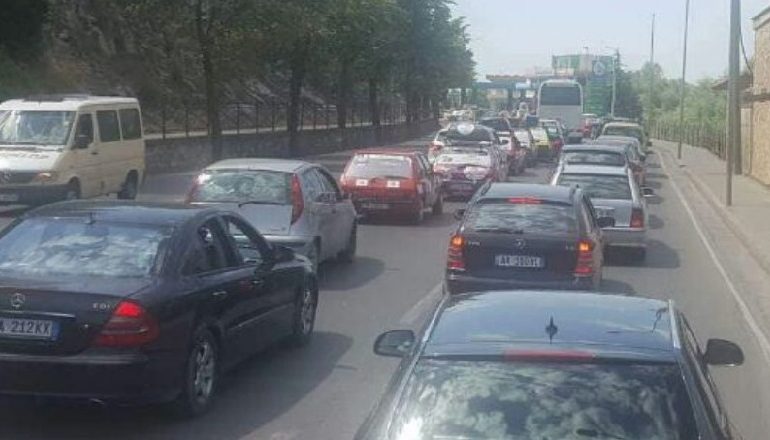 KAOS NË LEVAN FIER/ Aksidenti në autostradë SHKAKTON trafik dhe bllokim të qarkullimit (VIDEO)