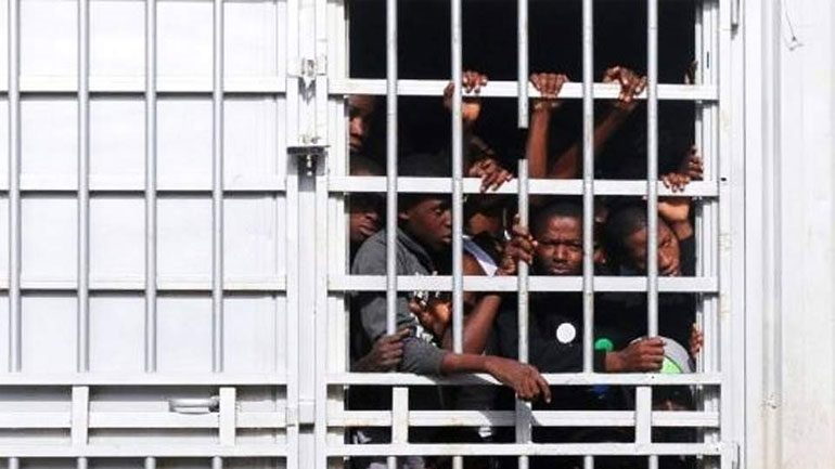 QENDRAT E NDALIMIT NË TRIPOLI/ Qindra emigrantë pa ushqim dhe ujë në Libi