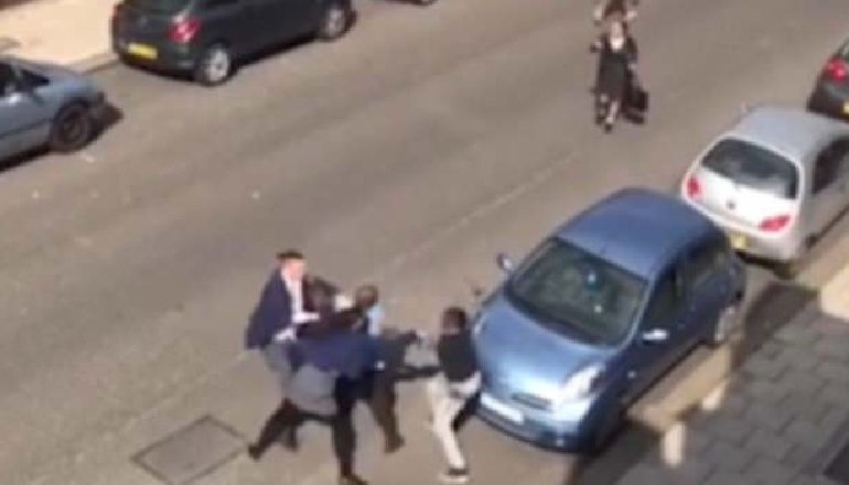 TENTUAN TË VIDHNIN NJË BIÇIKLETË/ “Herioi” merr hak ndaj dy hajdutëve, i përplas me makinë (VIDEO)