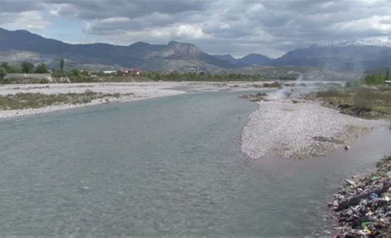 TRAGJIKE/ Po peshkonte në lumin e Erzen, 50 vjeçari bie në kontakt me energjinë dhe… (EMRI)