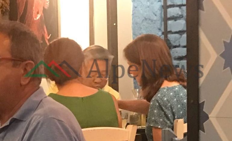 FIKSIMI ME “PESHQIT E MËDHENJ”/ Donald Lu “feston” Kurban Bajramin në restorant… Peshku! (FOTOLAJM)