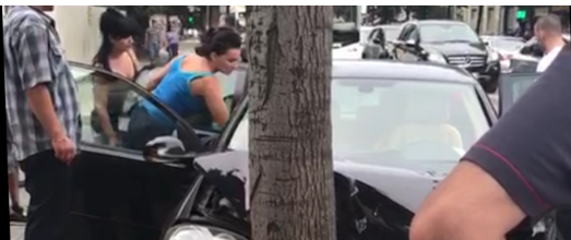 NDODH NË TIRANË/ Përplaset me “Benz”-in, “Golf”-i kapërcen në trotuar dhe GODET pemën (VIDEO)