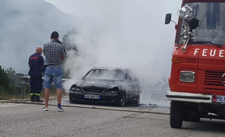 MAKINA NË LLOGARA BËHET “SHKRUMB”/ Pamjet: “BENZ”-i merr zjarr dhe… (FOTO)