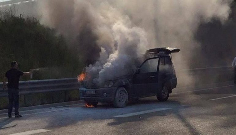 DIGJET MAKINA NË LLOGARA/ Automjeti ka marrë flakë në ecje, dyshohet për…