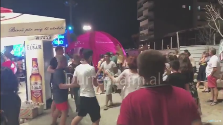 Në Durrës turistët dhe vendasit ja marrin valles BASHKË. Ja çfarë ndodhi dje… (VIDEO)
