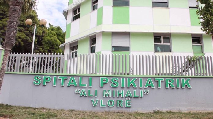 IU IKU MJEKËVE NGA DUART/ I sëmuri mendor hidhet nga kati i 3-të i spitalit në Vlorë. Vdes në vend