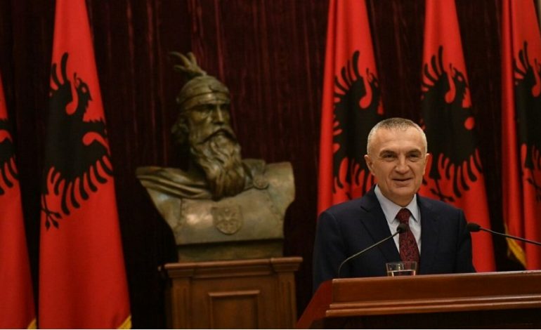 Presidenti Meta dekreton ligjin për Diasporën, zyrtarizohet mësimi shqip