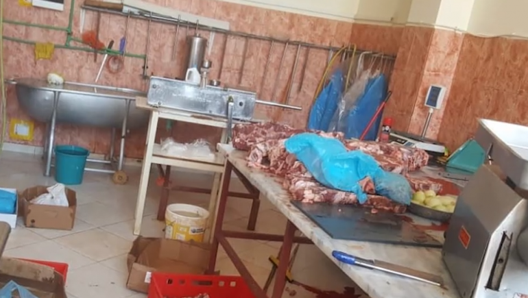 KAPET 528 KILOGRAMË MISH I KALBUR/ KOSOVAR që furnizonte “fast-food”-et