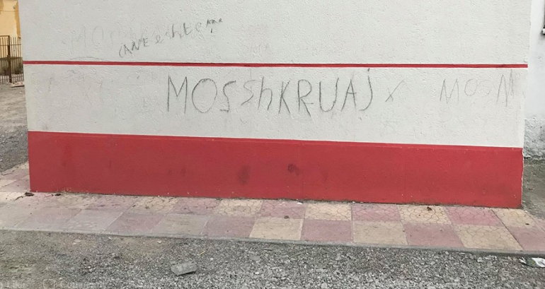 NDODH NË SHKODËR/ Kur do të ndalosh të shkruajturën në MUR por…Shkruan vetë!