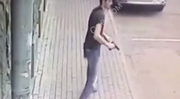 Pamjet e sulmit ndaj policëve në Moskë – momenti kur një i ri hap zjarr ndaj një grupi policësh