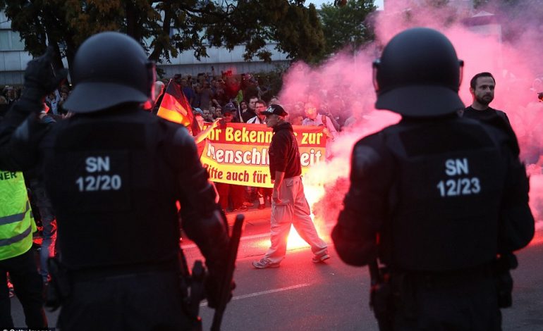 DO MBROJMË EUROPËN/ Nazistët vërshojnë rrugëve të Gjermanisë kundër emigrantëve