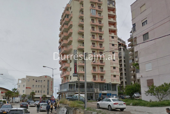 E RËNDË NË DURRËS/ Vjen tek e bija për pushime, RRËZOHET nga shkallët dhe gjen vdekjen. Kishte përcjellë për në Itali…