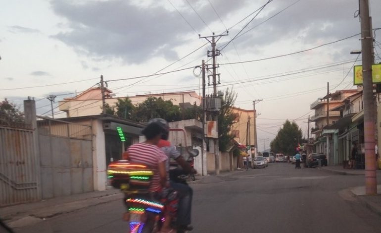 ÇIFTI KRIJON ATMOSFERË/ Udhëton me MOTOR dhe drita “LED” në… (FOTO)