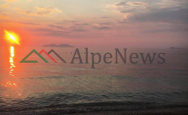 NË VLORË/ Ky perëndim i DIELLIT është padyshim gjëja më e bukur që do të shihni sot! (FOTO)