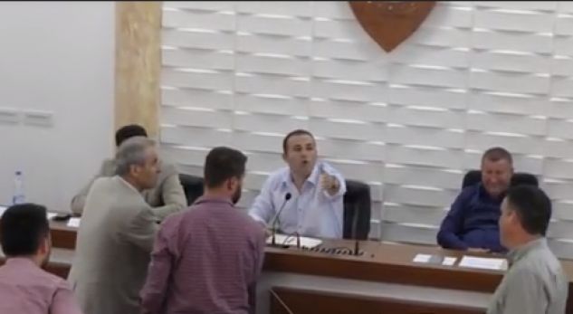 SHERR DHE GRUSHTA/ Shqiptarët përleshet në Kuvendin e Preshevës
