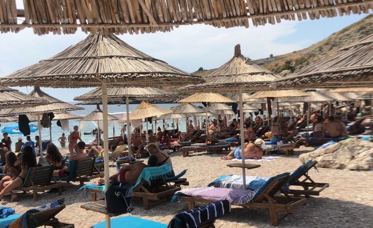 KOMENTET/ Turisti italian: Shërbimi në Llaman, më i miri! Shqiptarja: Je në terezi? S’më lanë ushqim me vete