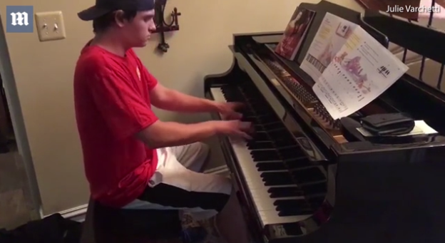 Shpërndarësi i picave surprizon familjen me talentin e tij në piano (VIDEO)