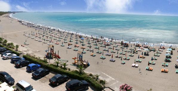 TAKIMI ME BASHKIAKËT PËR TURIZMIN/ Rama: E patolerueshme, në Lezhë rërës i kanë dalë pronarët