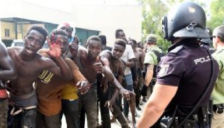 DONIN TË HYNIN NË EUROPË/ Emigrantët sulmojnë me acid policinë (VIDEO)