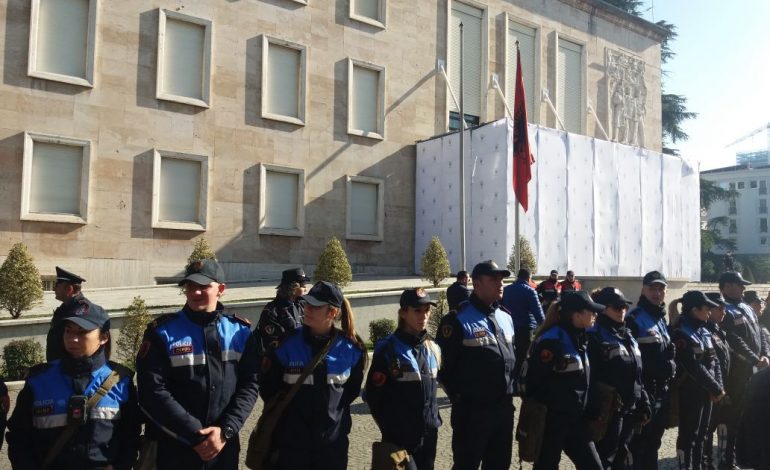 ZBULOHET SHKAKU/ Pse Vetingu në Polici shtyhet për në muajin shtator