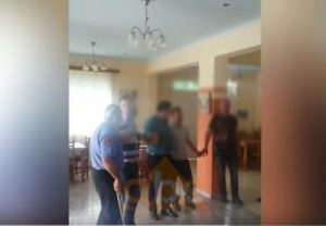 NDODH NË DELVINË/ Shefi i rendit filmohet I DEHUR dhe me shkop në dorë para valles (VIDEO)