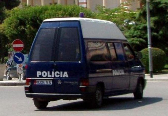 GRUSHT DHE SHERR ME PUNONJËSIN E UJËSJELLËSIT/ 33 vjeçari nga Bulqiza “acarohet” për faturën. Policia e prangos (EMRI)